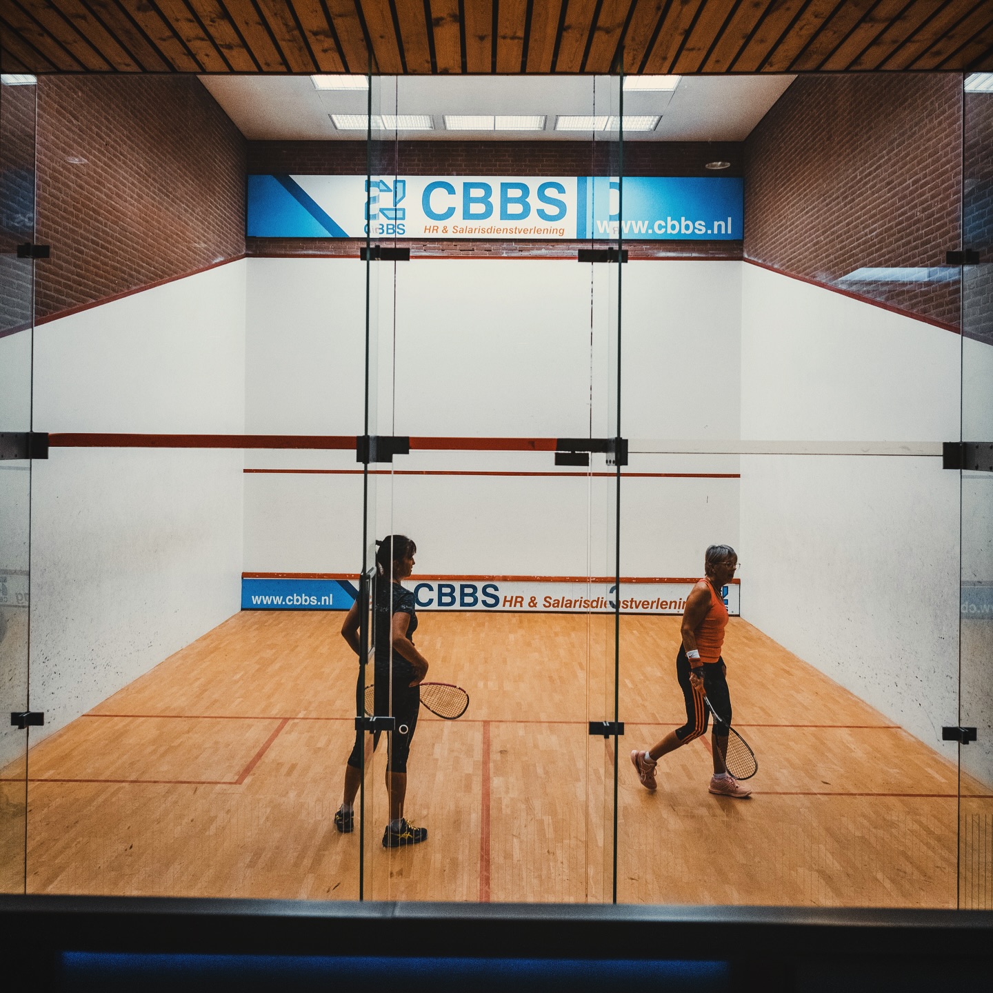 squash wordt gespeeld door 2 spelers in een ruimte die omgeven is door 4 muren